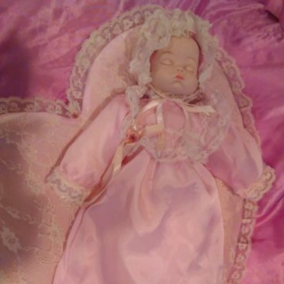 Sleeping Ceramic Baby Doll Dolly In Pink Gown Booties And Mittens Heart Pillow - Picture 4 of 8